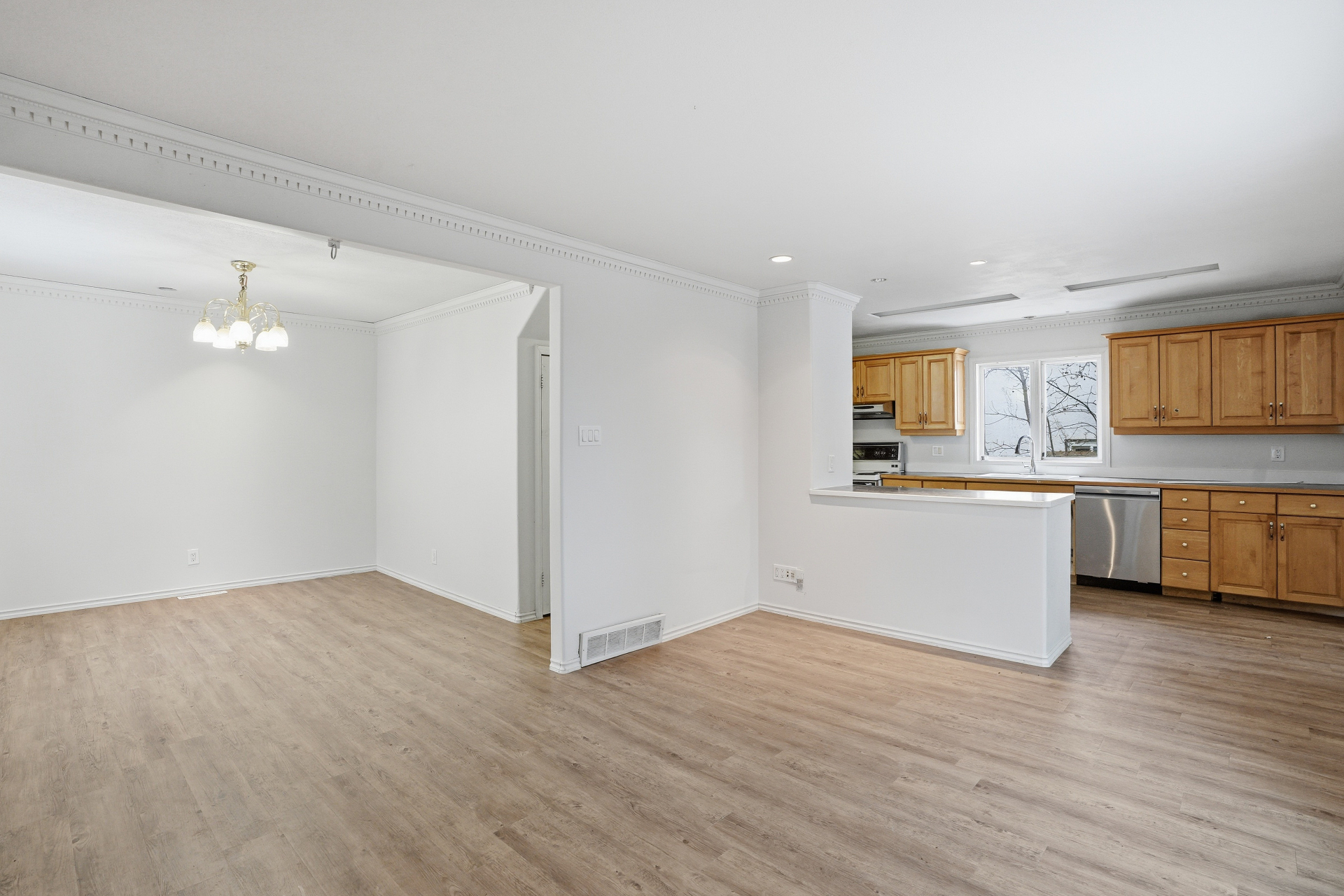 $31万，河西独栋出售，地下室分门出入带厨房+双车库，311 I Avenue N——林与唐地产 - 4